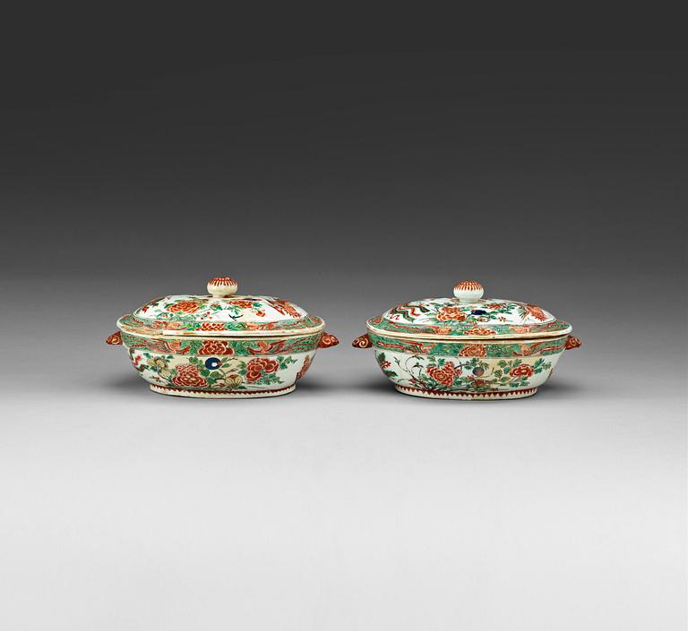 TERRINER med LOCK, ett par, porslin. Qing dynastin, Kangxi (1662-1722).