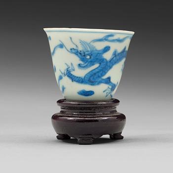 691. A blue and white cup, Transition, 17th Century.