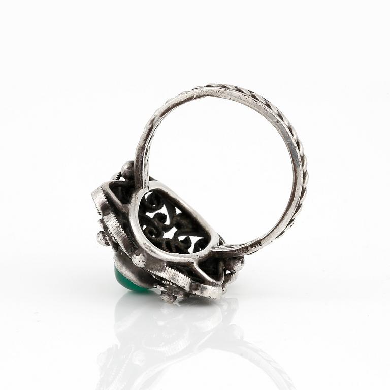 ARMBAND, HALSBAND samt RING, med cabochonslipade gröna stenar, silver.