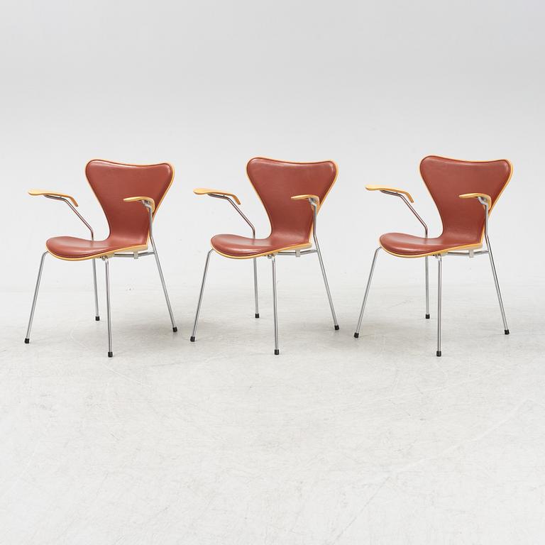 Arne Jacobsen, karmstolar, 3 st, "Sjuan", Fritz Hansen, Danmark, daterade 2001.