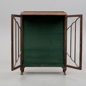 VITRINSKÅP, 1900-talets första hälft.