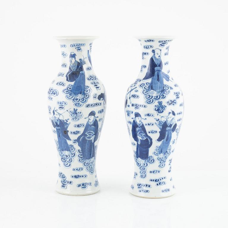 A pair of Chinese blue and white vases, late Qing dynasty/first half of 20th century.