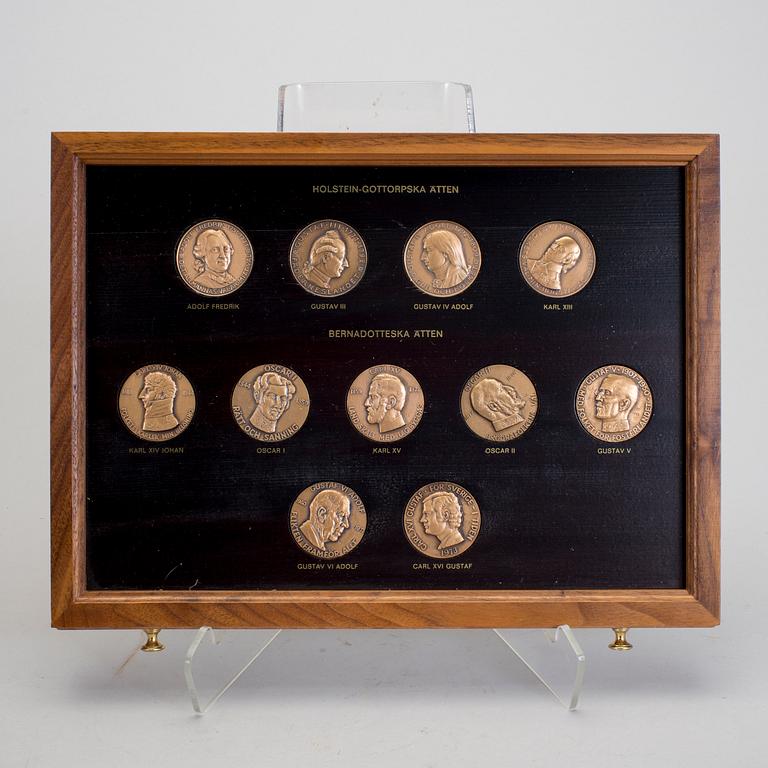 MEDALJER med tillhörande SCHATULL, 54 st, brons, Svenska Monarker, 1900-talets slut.