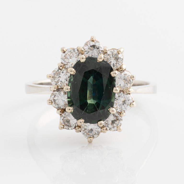 Ring, carmoséring 18K vitguld med grön safir och briljantslipade diamanter.