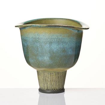 Wilhelm Kåge, a set of three Farsta stoneware footed bowls, Gustavsberg Studio 1950s.