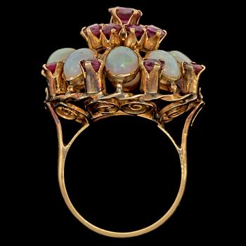 RING, förgyllt silver med 8 cabochonslipade opaler och 17 fasettslipade granater, 1900-tal. Vikt 7 g.