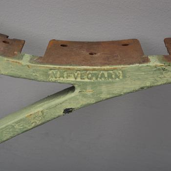 FOLKE BENSOW, a pair of cast iron sides for a garden sofa, Näfveqvarns bruk, first half of the 20th century.