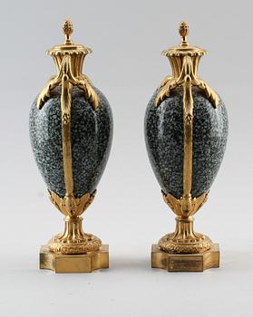 URNOR, 1 par, förgylld brons och marmor, 1700-tal.