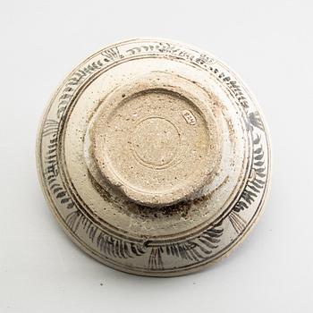 A citzhou brown and cream coloured bowl, Ming dynasty (1368-1644).