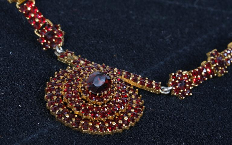 GARNITYR, 3 delar. Bl a silver.