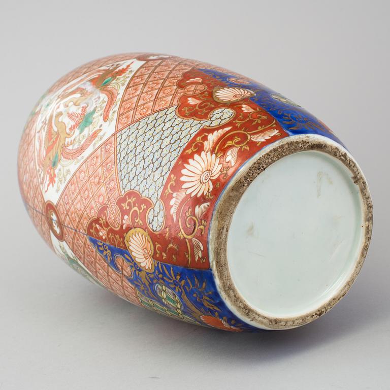 A Japanese imari-verte vase, 20th Century.