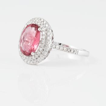 RING, 18K vitguld med fasettslipad rosa turmalin ca 2.20 ct samt briljantslipade diamanter ca 0.35 ct. Vikt 4,5 gram.