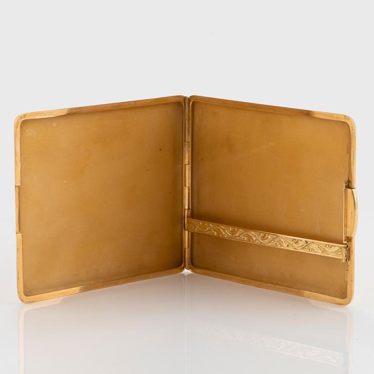 An 18K gold cigarette case.