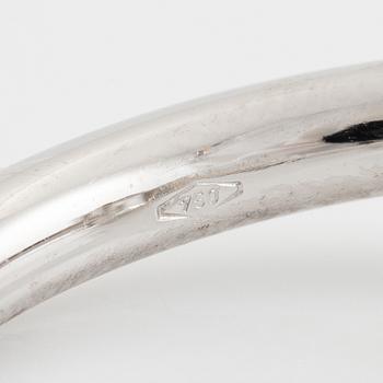 Ring 18K vitguld med en smaragdslipad diamant.