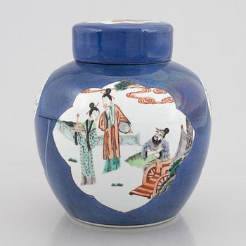 A porcelain pot with cover, China, early 20th century.