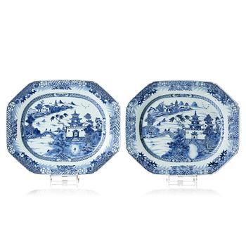 236. A pair of chargers, porcelain Qianlong 1736-95.