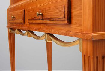 VITRINSKÅP, gustaviansk stil. 1900-tal. Lysberg & Hansen, Bredgade, Köbenhavn.