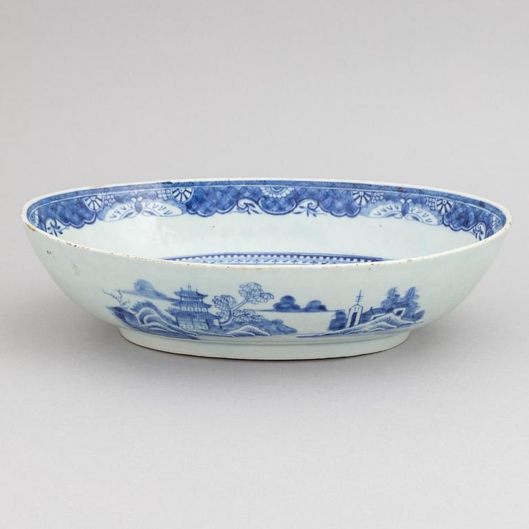 A Chinese blue and white dish with cover, tureen with cover, a strainer and a dish, Qing dynasty, Qianlong and Jiaqing.