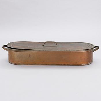 A copper fish pan, early 20th Century.