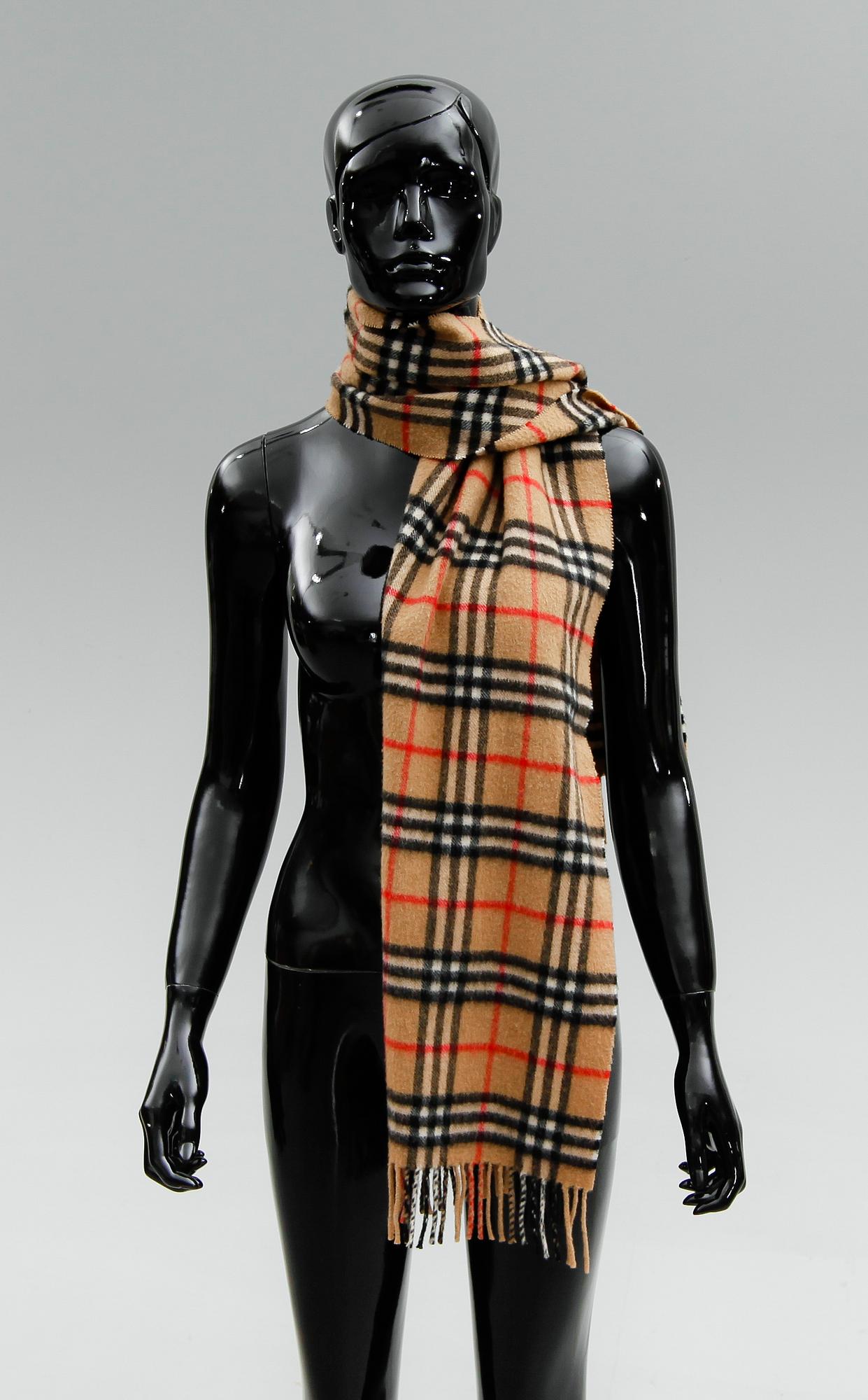 TRENCHCOAT OCH HALSDUK, Burberrys, England.