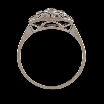 RING, 18k vitguld med 3 äldre briljantslipade samt 12 fastettslipade diamanter, 0.28 ct, S&K, Malmö,1945. Vikt 4 g.