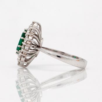 RING med smaragd ca 1.00ct samt briljantslipade diamanter totalt ca 1.50ct.