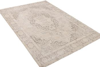 An oriental carpet, vintage design, c. 279 x 188 cm.