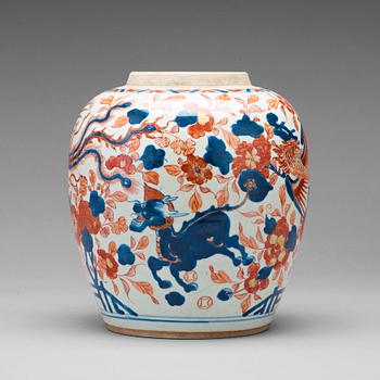 606. An imari jar, Qing dynasty, Kangxi (1662-1722).