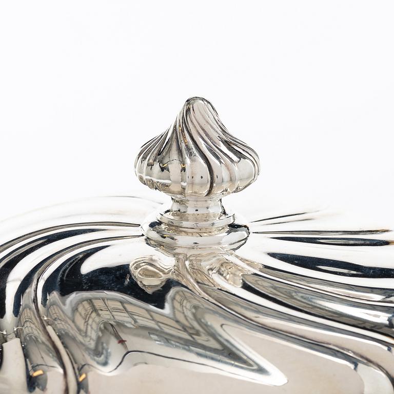 C.G. Hallberg, Terrin med lock, silver, rokokostil, Stockholm 1910.