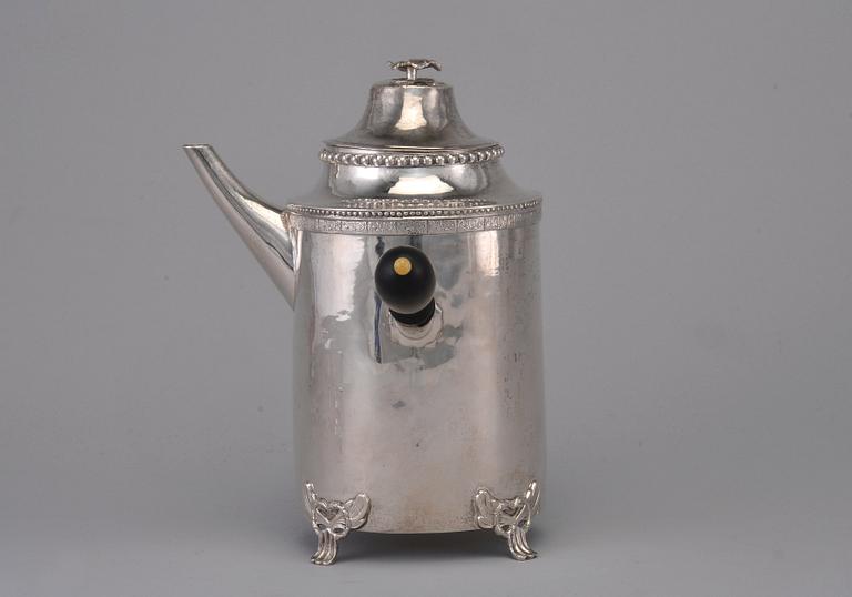 A COFFEE POT, cylinder pot in silver. Marked SGL, Simon Gustaf Lydeman Turku 1783. Weight 691 g.
