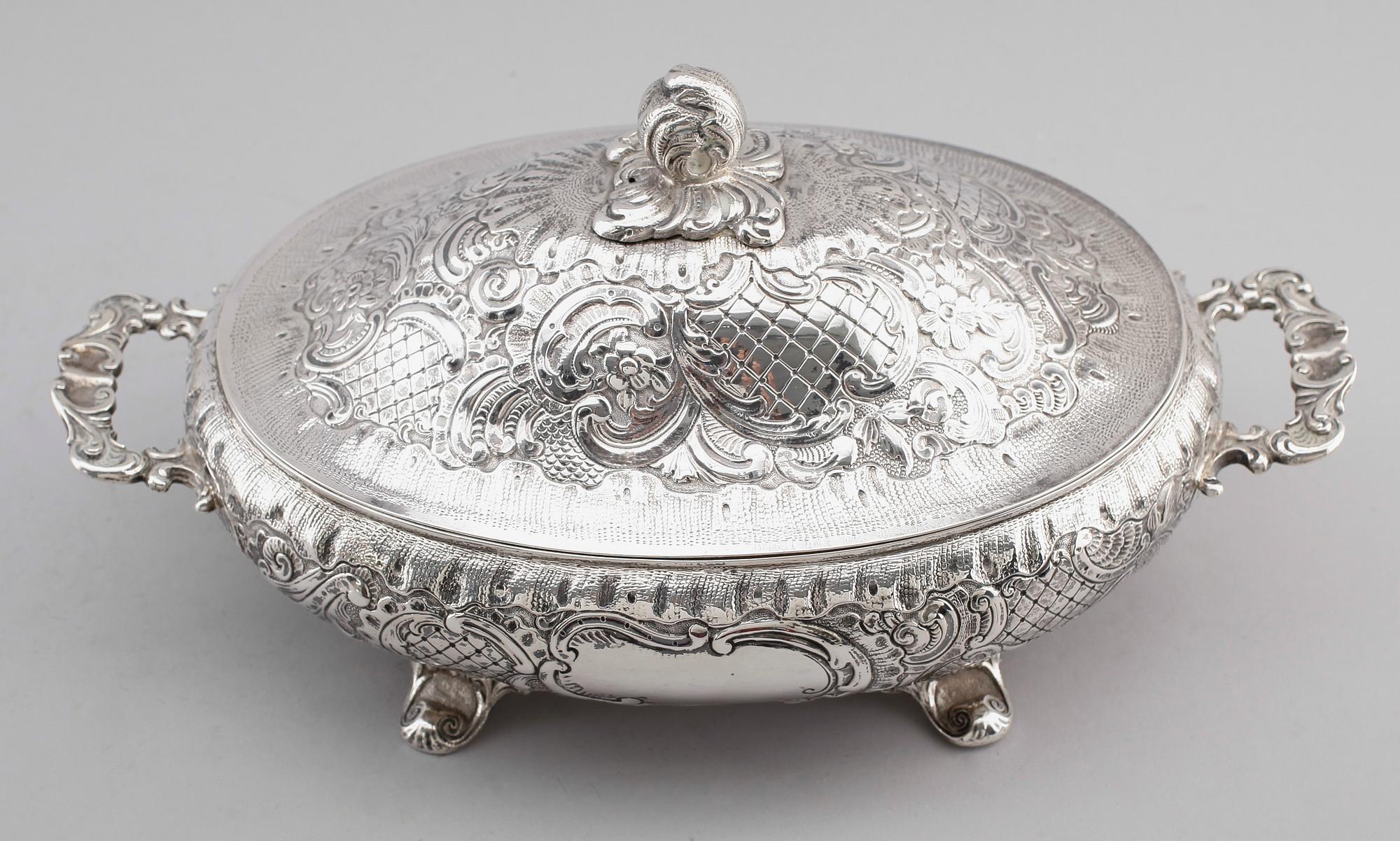 TERRIN, silver, rokokostil, sannolikt Nederländerna, 1800-/1900-tal. Vikt ca 1053 gram.