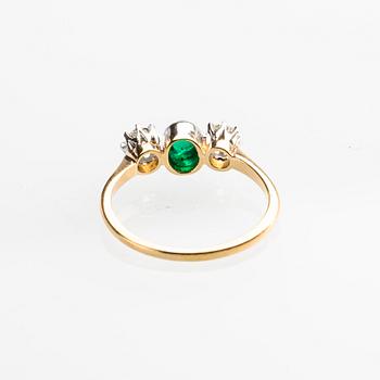 RING, 18 k guld med diamanter ca 0.40 ct samt cabochonslipad grön sten. Vikt ca 2,8 g.