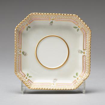 CREMEKOPPAR med LOCK och FAT, sex stycken, porslin. "Flora Danica", Royal Copenhagen, Danmark, 1900-tal.