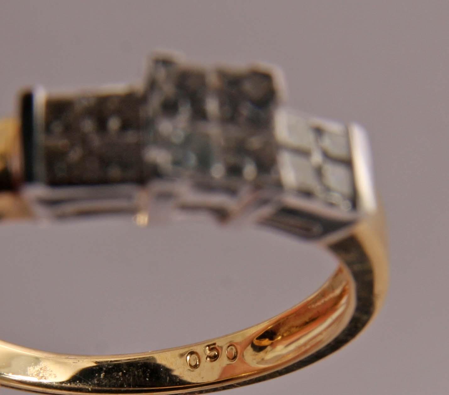 RING, guld 18 K m diamanter 0,5 carat enl gravyr.