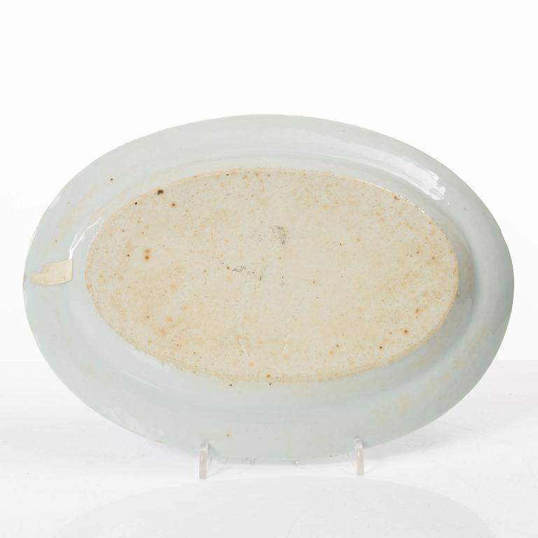 Form och stekfat, porslin, Kina, Qingdynastin, omkring 1800.