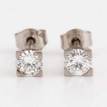 Brilliant-cut diamon stud earrings.