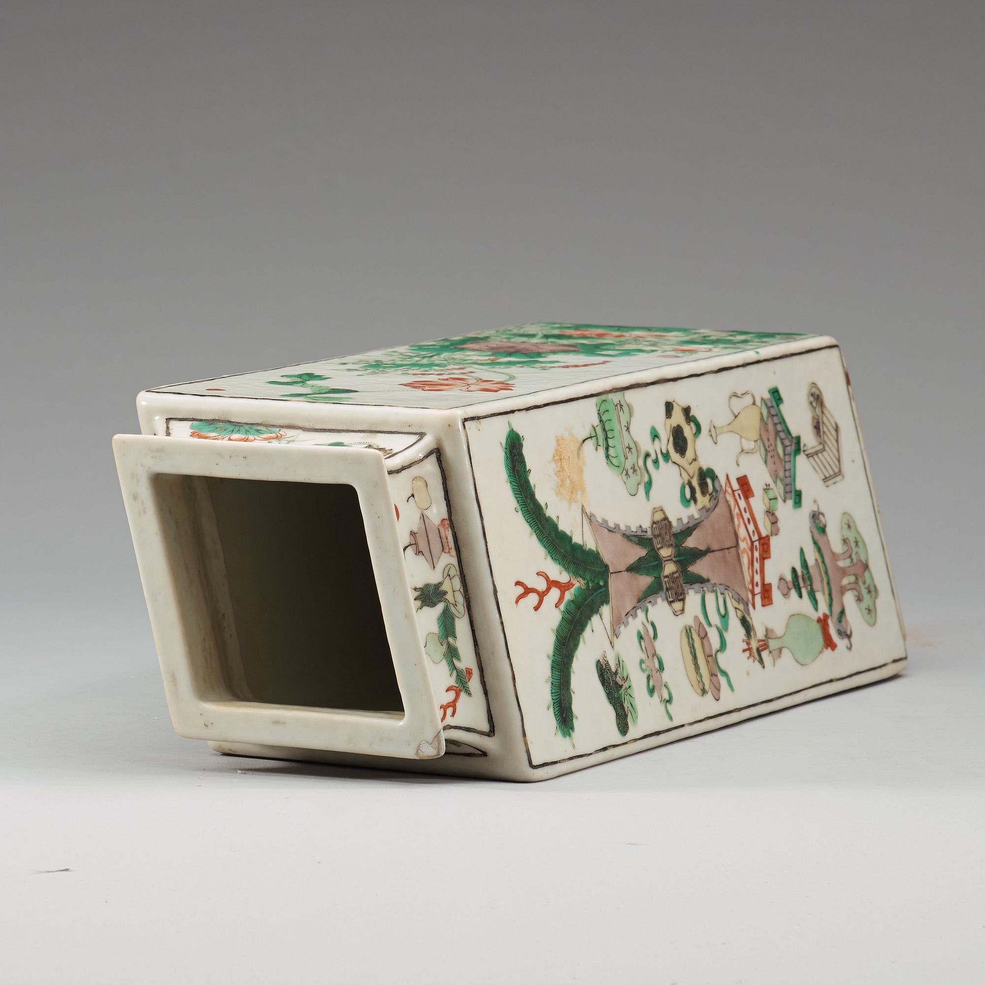 A famille verte vase, late Qing dynasty (1644-1912).