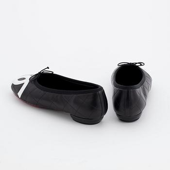 CHANEL, a pair of black leather ballet flats, size 36,5.