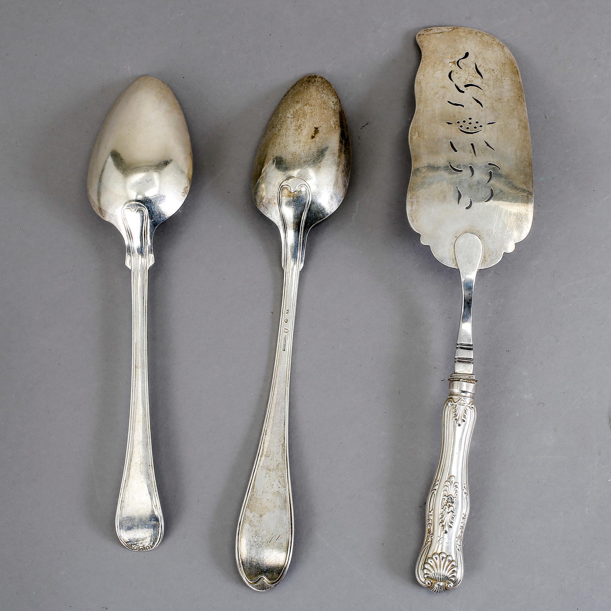 FISKSPADE samt UPPLÄGGNINGSSKEDAR, tot 3 delar, silver, bl.a. Nils Leonard Dahlström, Örebro, 1859. Total vikt 409 gram.