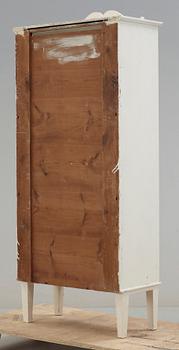 DOCKSKÅP MED TILLBEHÖR, 1800-talets slut till 1900-talets första hälft.