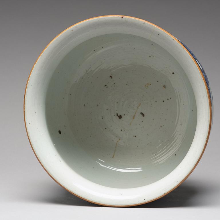 A large blue and white flower pot, Qing dynasty, 18th Century.