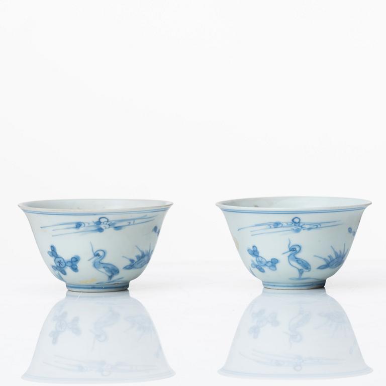 A pair of blue and white cups, Ming dynasty (1368-1644).