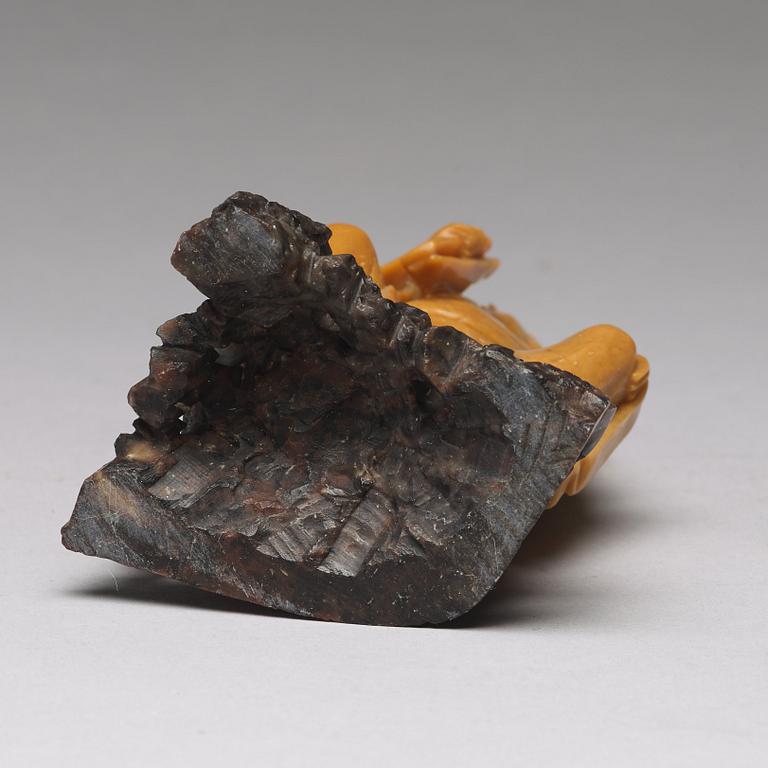 A soapstone figure of a seated scholar, late Qing dynasty, circa 1900.