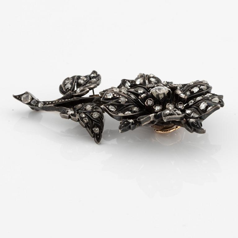 Brooch in silver and gold with old-cut and rose-cut diamonds.