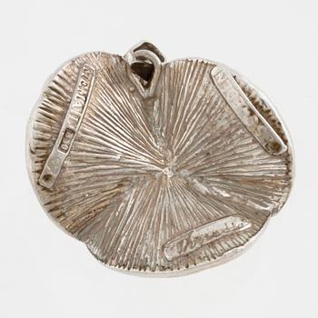 A pendant and a pair of earrings by Theresia Hvorslev, Mema, 1976.