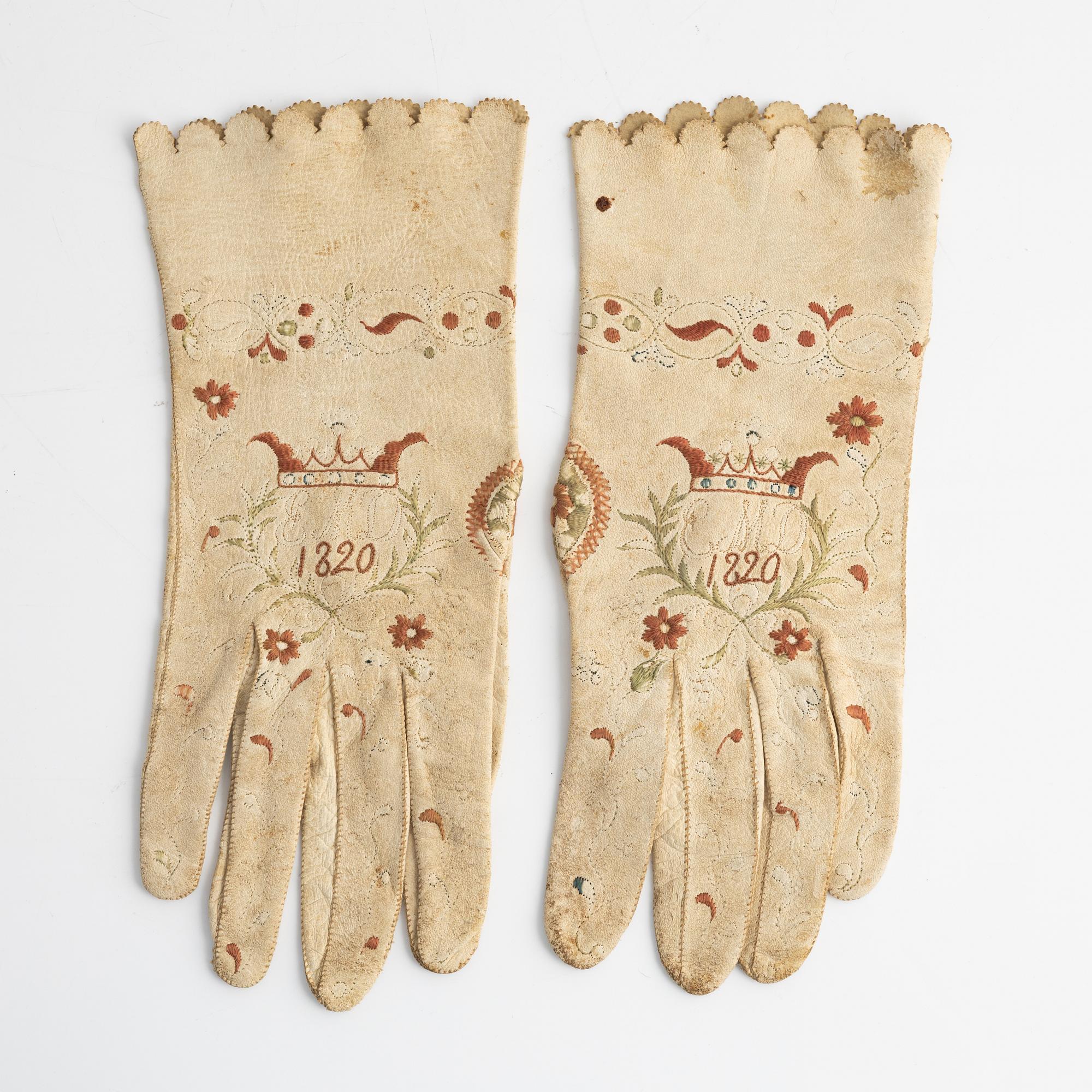 A pair of noble chamois leather gloves, circa 26x 11 cm dated 1820.