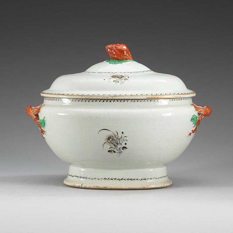 A grisaille and enamelled tureen with cover, Qing dynasty, Jiaqing (1796-1820).