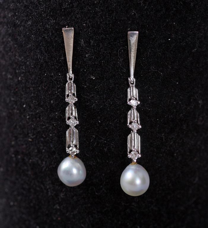 ÖRHÄNGEN, vitguld 14 k m odlade pärlor o briljanter.