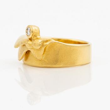 Ring 18K guld med en rund briljantslipad diamant 0.08 ct enlig gravyr.