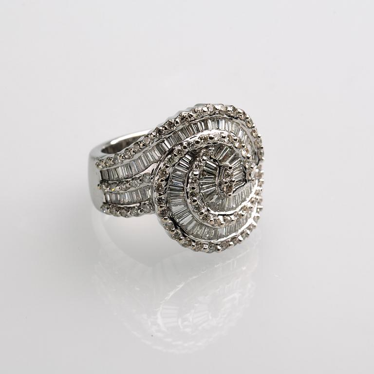 RING, 18 k vitguld med olikslipade diamanter, totalt ca 3,19 ct. Vikt ca 14,5 g.